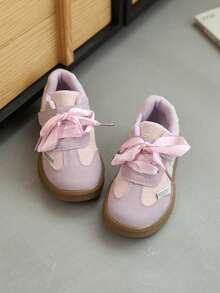 1 par de zapatillas clásicas retro con diseño de cordones y cierre de gancho y bucle, adecuadas para todas las estaciones, para niñas