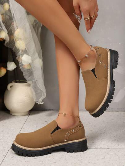 حذاء لوفر نسائي مريح وعملي بتصميم عصري أوروبي وأمريكي، مزين بالدبابيس، مصنوع من الجلد المدبوغ، مناسب للحجم الكبير، موديل جديد لعام 2025