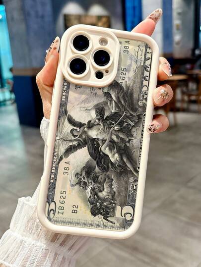 Custodia per telefono con arte vintage a tema dollaro - Ispirata a incisioni classiche di figure angeliche, con dettagli autentici di banconota da $5 (numeri di serie, segni di denominazione, motivi testurizzati), bordo color crema elegante, finitura solida non trasparente, ideale per appassionati di arte e finanza che cercano un accessorio per telefono alla moda e protettivo
