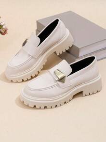 Scarpe da donna con punta tonda, tacco alto chunky, decorazione con catena, slip-on, versatili, adatte per festival musicali e feste di primavera/autunno, nere. Mocassini con tacco platform chunky. Scarpe basse con rialzo in pelle da donna, casual business.