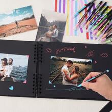 ألبوم تجميع 80 صفحة مع 12 قلم تحديد معدني، يمكن أن يحتوي على أكثر من 160 صورة، ألبوم تجميع DIY إبداعي للأسرة والحفلات والزفاف والذكرى السنوية، ألبوم ورق كرافت (أسود)