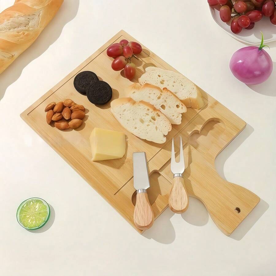 Tabla rectangular de bambú multiusos con utensilios para queso – ideal para carnes frías, frutas, panes y botanas. Fabricada con bambú natural de alta calidad, resistente y duradero, esta tabla de 27 x 23 cm y 1.2 cm de grosor incluye dos cuchillos de acero inoxidable con mangos de madera ergonómicos. Su diseño moderno con ranuras para colocar los utensilios facilita el uso y el almacenamiento, mientras que su superficie lisa y elegante es perfecta para cortar, servir y decorar. Ideal para crear tablas de charcutería, servir postres o presentar alimentos en reuniones y cenas familiares. Su tamaño compacto permite manipularla fácilmente y almacenarla sin ocupar mucho espacio. Un accesorio funcional, decorativo y ecológico que realza la presentación de tus alimentos y eleva tus momentos en casa o eventos especiales. - ma - Ver 1