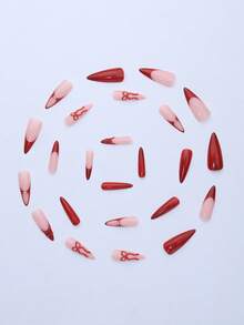 24 unghie finte a punta francese di colore rosso natalizio, a forma di mandorla e con punte lunghe e appuntite, con decorazioni 3D a fiocchi e linee, adatte per il Natale, stile elegante