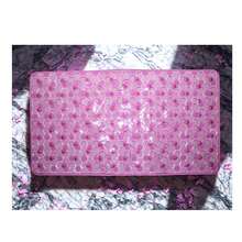 NF0040029 MULTICOLOR. MEDIDAS 67.5x37 cm. ALFOMBRA PARA BAÑOS O BAÑERA -Nuestra alfombra de bañera está hecha de alta calidad (material suave), con una superficie suave al tacto que te hace sentir extra cómodo cuando la pisas. El diseño en forma de burbuja le brinda una agradable experiencia de masaje y relaja el cuerpo. Además, las alfombras de baño de son resistentes a grietas y desgarros, lo que garantiza un uso cómodo durante mucho tiempo. - Multicolor - Ver 2