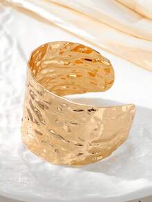 1 pieza Brazalete ancho asimétrico plisado de metal punk de moda, versátil para uso diario y fiestas