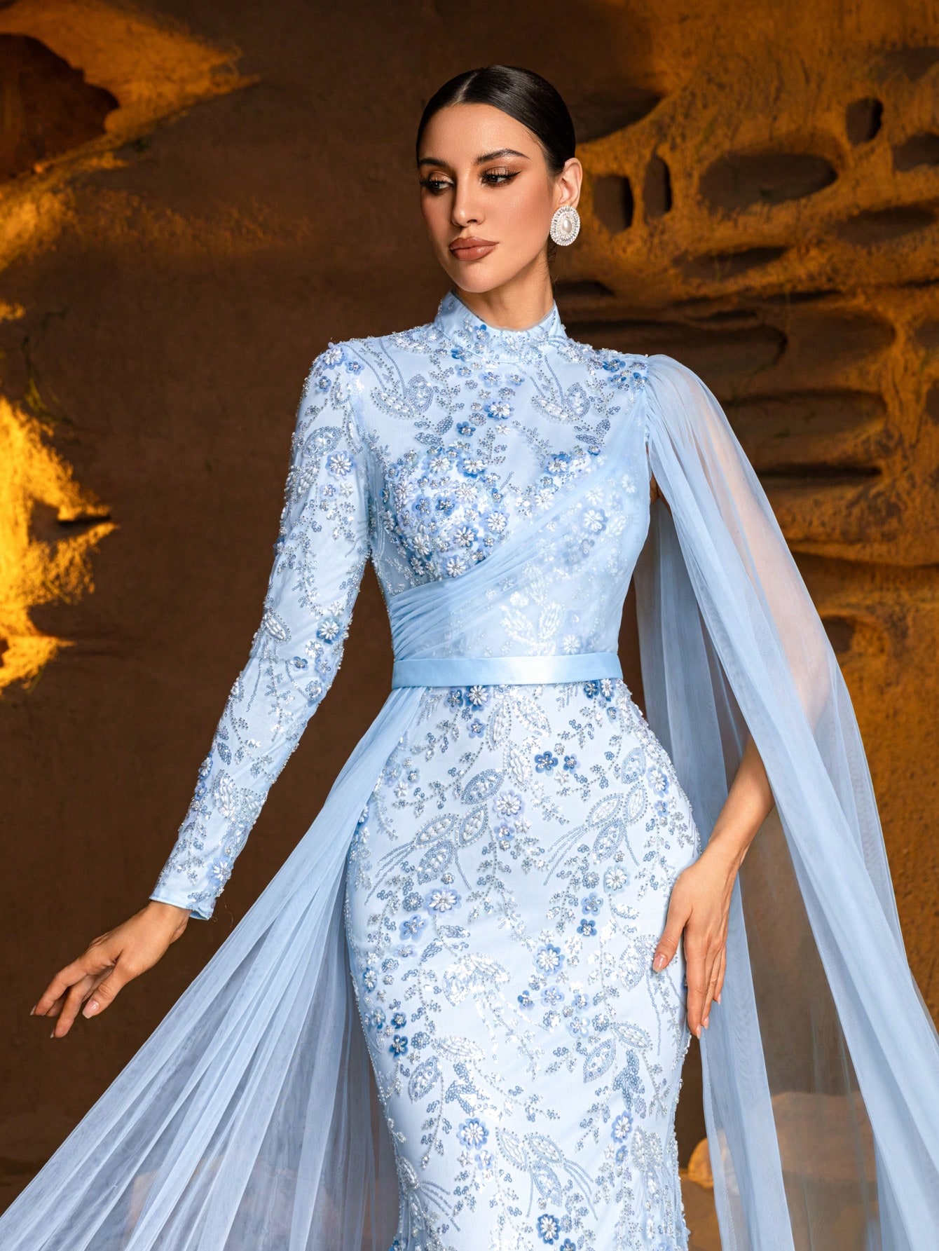 فستان سهرة أزرق سماوي مطرز بالكريستال مع رداء خيال...