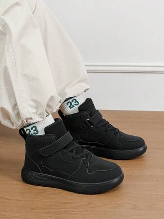 1双休闲纯色百搭运动鞋，适合男孩女孩户外休闲运动