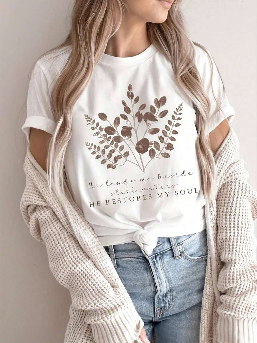 Camiseta He Takes Me Beside the Still Waters, Camiseta para Mujeres Cristianas, Camiseta con Versículo Bíblico Floral, Ropa de Fe en Cristo, Regalo Religioso