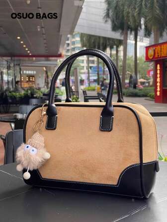 1 件纯色秋冬新款绒面革 + PU 多功能通勤波士顿手提包，大容量单肩手提包带毛绒吊坠礼物