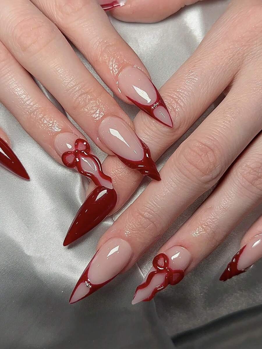 24 unghie finte a punta francese di colore rosso natalizio, a forma di mandorla e con punte lunghe e appuntite, con decorazioni 3D a fiocchi e linee, adatte per il Natale, stile elegante