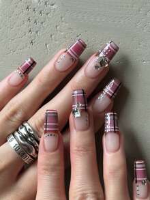 Expresa tu amor con 24 piezas de uñas postizas cuadradas largas en caja de regalo con estampado a cuadros rosa retro y morado, con remaches grises y estilo punk de estrella de cinco puntas en 3D. Es un buen regalo para chicas y mujeres en la vida diaria y fiestas. Incluye 1 pieza de pegamento de gelatina y 1 lima