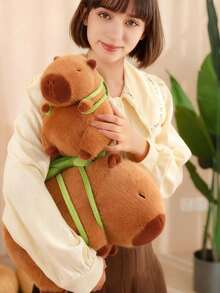 CcRetro Peluche Capibara con Mochila de Tortuga  25CM - Juguete Kawaii Suave y Esponjoso - Regalo Perfecto para Cumpleaños, Navidad, Halloween y Pascua - Almohada Abrazable para Niños y Niñas - Marrón - Ver 3