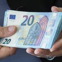 1 Set Of 3cm*1.5cm Miniature Paper Plate 50 Euros And 1 Pack For 100 Sheets Of Regular Size Paper 5€/10€/20€/50€/100€/200€/500€ Euros, 5/10/20/50/100/200/500 Euros New Year Decoration Prop Paper, 10 Euros New Year Gifts, Euros Valentine's Day Bouquet Prop Paper, Holiday Gifts, Party Prop Paper, Film And Television Prop Paper, Shooting Prop Paper, Only European Prop Paper Is The Best Prop To Show Wealth