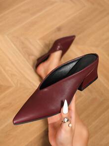 عنابي اللون