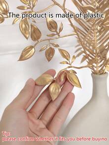 1 片人造塑料铁树叶、1 片桑叶、1 片橙叶