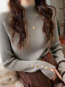 女式卡其色高领毛衣，金属纽扣装饰，温暖针织上衣，适合分层穿着，适合通勤和日常穿着，秋冬
