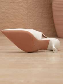 Chaussures à talons hauts de style français pour femmes, de couleur blanche, convenant aux robes, design de mode féerique, unique et élégant, bout pointu, boucle à une sangle, talon fin, chaussures à talons hauts sans dos pour l'été