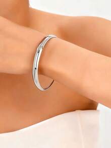 2pcs Fashionable Exaggerated Metal Pattern Bangle Bracelets, Suitable As Gifts For Friends