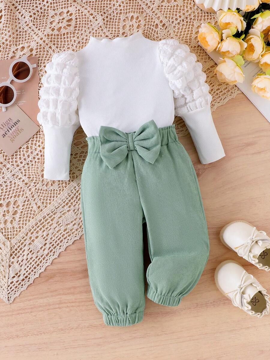 Conjunto de 2 piezas de top de manga abullonada con cuello de tortuga de unicolor y pantalones con cintura elástica y decoración de moño para niña bebé