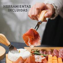 Tabla de bambú premium con set de cuchillos para quesos y carnes frías – ideal para reuniones, fiestas y cenas familiares. Fabricada en bambú natural de alta calidad, esta tabla rectangular de 33 x 29 cm y 1.5 cm de grosor combina funcionalidad y estilo en una sola pieza. Su diseño incluye tres compartimientos circulares para colocar dips, salsas o frutos, y una zona principal para cortar o servir alimentos. Además, incorpora un set de tres utensilios de acero inoxidable con mango de madera, compuesto por cuchillo plano, cuchillo punta redonda y tenedor, perfectos para diferentes tipos de quesos y embutidos. Ideal para preparar tablas de charcutería, picadas o postres. Su superficie lisa, duradera y decorativa la convierte en una opción perfecta para quienes disfrutan de compartir comidas con estilo. - Camel - Ver 3