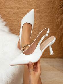 Chaussures à talons hauts de style français pour femmes, de couleur blanche, convenant aux robes, design de mode féerique, unique et élégant, bout pointu, boucle à une sangle, talon fin, chaussures à talons hauts sans dos pour l'été