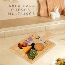 Tabla rectangular de bambú multiusos con utensilios para queso – ideal para carnes frías, frutas, panes y botanas. Fabricada con bambú natural de alta calidad, resistente y duradero, esta tabla de 27 x 23 cm y 1.2 cm de grosor incluye dos cuchillos de acero inoxidable con mangos de madera ergonómicos. Su diseño moderno con ranuras para colocar los utensilios facilita el uso y el almacenamiento, mientras que su superficie lisa y elegante es perfecta para cortar, servir y decorar. Ideal para crear tablas de charcutería, servir postres o presentar alimentos en reuniones y cenas familiares. Su tamaño compacto permite manipularla fácilmente y almacenarla sin ocupar mucho espacio. Un accesorio funcional, decorativo y ecológico que realza la presentación de tus alimentos y eleva tus momentos en casa o eventos especiales. - ma - Ver 3
