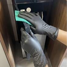100/50只装黑色丁腈手套，适用于厨房、宠物洗澡、染发、美甲、准备工作、清洁等场合，也适用于厨房、卧室、客厅、办公室、户外、搜寻、圣诞节、感恩节、母亲节、厨房使用、绘画、园艺、烹饪、杯子、礼品、搜寻等（袋装） - 黑色 - 查看 6