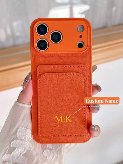 Capa de celular de couro personalizada com textura de lichia, compartimento para cartão, nome personalizado, compatível com iPhone 17, 16, 15, 14, 13, 12, 11 Pro Max e 16 Plus. Proteção total para a câmera e resistente a quedas. Capa para celular retrô minimalista coreana dourada/prateada para casais. Ótima opção de presente de aniversário/Natal para ela. Presente personalizado. Produto personalizado do Etsy. Presente de aniversário/casamento.