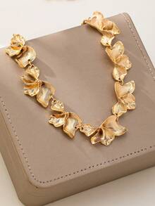 Collar de moda con diseño metálico y flor plisada para mujer (sin caja de regalo) - Amarillo Oro - Ver 3
