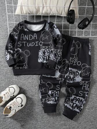 两件套幼儿男童休闲街头复古风卡通字母熊印花圆领长袖卫衣上衣和舒适运动裤套装，适合户外活动、返校、通勤、社交聚会、春秋冬季穿着。