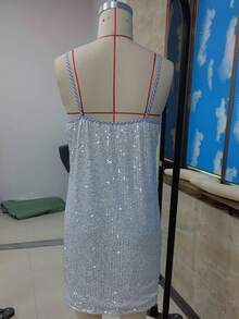 Vestido mini de lentejuelas brillante con tirantes finos estilo Y2K para mujer, de escote de pico, sin mangas y con la espalda descubierta, para fiestas y cócteles - Plateado - Ver 4