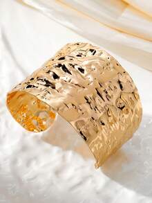 1 pieza Brazalete ancho asimétrico plisado de metal punk de moda, versátil para uso diario y fiestas