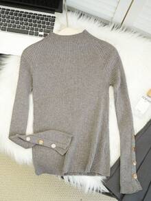 女式卡其色高领毛衣，金属纽扣装饰，温暖针织上衣，适合分层穿着，适合通勤和日常穿着，秋冬