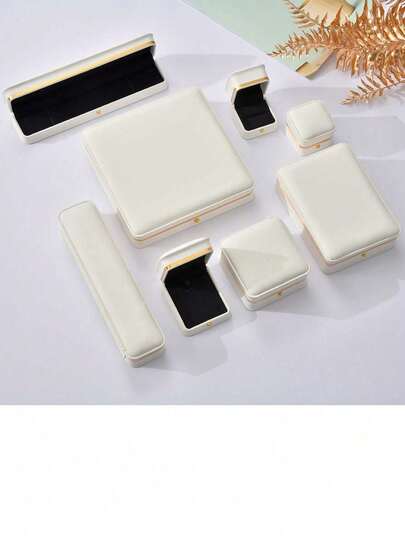 一款高端真皮戒指盒、吊坠盒、手镯盒和项链盒，适用于珠宝包装。这款高级镀金珠宝盒，也是精美的礼品包装盒，可用于存放戒指、吊坠、手镯、项链、珍珠等。是新年、婚礼礼物的理想之选，男女皆宜，也是节日和派对礼品包装的绝佳选择。