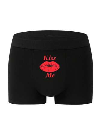 男士趣味唇印平角内裤 - 黑色配红色文字，弹性舒适贴身面料，中等拉伸柔软质地，适合日常休闲穿着和特殊场合，手洗