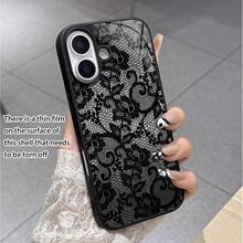 这款手机壳拥有精致的蕾丝图案，每个细节都栩栩如生，仿佛将真正的蕾丝质感完美地复制到了手机壳上。图案的精巧交织营造出一种神秘而高贵的氛围。无论是出席正式场合还是日常出行，它都能完美搭配您的手机壳。