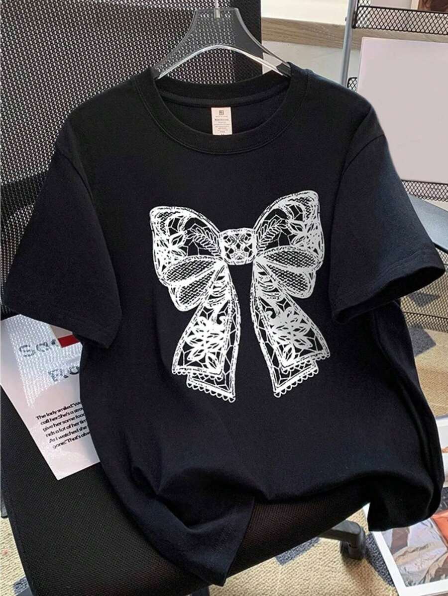 Camiseta casual para mujer con estampado de lazo intrincado, manga corta, ajuste holgado, colección de verano 2025, diseño negro y blanco, ligero y transpirable para atuendos informales.