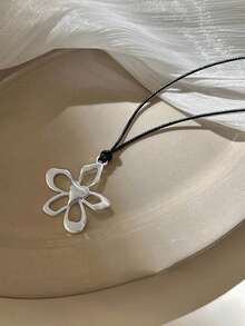 Colier cu pandantiv cu flori goale în stil coreean 2025, nou, accesoriu cu lanț lung pentru pulover, cu aspect de înaltă calitate