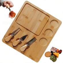 Tabla de bambú premium con set de cuchillos para quesos y carnes frías – ideal para reuniones, fiestas y cenas familiares. Fabricada en bambú natural de alta calidad, esta tabla rectangular de 33 x 29 cm y 1.5 cm de grosor combina funcionalidad y estilo en una sola pieza. Su diseño incluye tres compartimientos circulares para colocar dips, salsas o frutos, y una zona principal para cortar o servir alimentos. Además, incorpora un set de tres utensilios de acero inoxidable con mango de madera, compuesto por cuchillo plano, cuchillo punta redonda y tenedor, perfectos para diferentes tipos de quesos y embutidos. Ideal para preparar tablas de charcutería, picadas o postres. Su superficie lisa, duradera y decorativa la convierte en una opción perfecta para quienes disfrutan de compartir comidas con estilo. - Camel - Ver 10