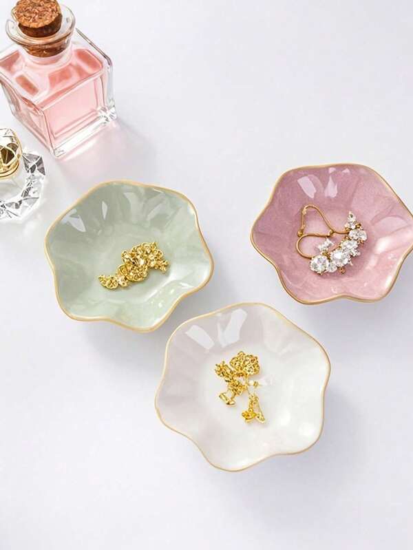 1 pièce de fine boîte de rangement en céramique en forme de lotus pour boucles d'oreilles, bagues, clés et petits accessoires. Cadeau parfait pour l'anniversaire, le nouvel an ou la Saint-Valentin. Plateau de rangement de bijoux en forme de fleur en céramique pour ranger bagues, colliers, bracelets, boucles d'oreilles. Plateau décoratif pour l'entrée, idéal pour les femmes comme cadeau ou pour la rentrée scolaire, les décorations d'automne et d'hiver.