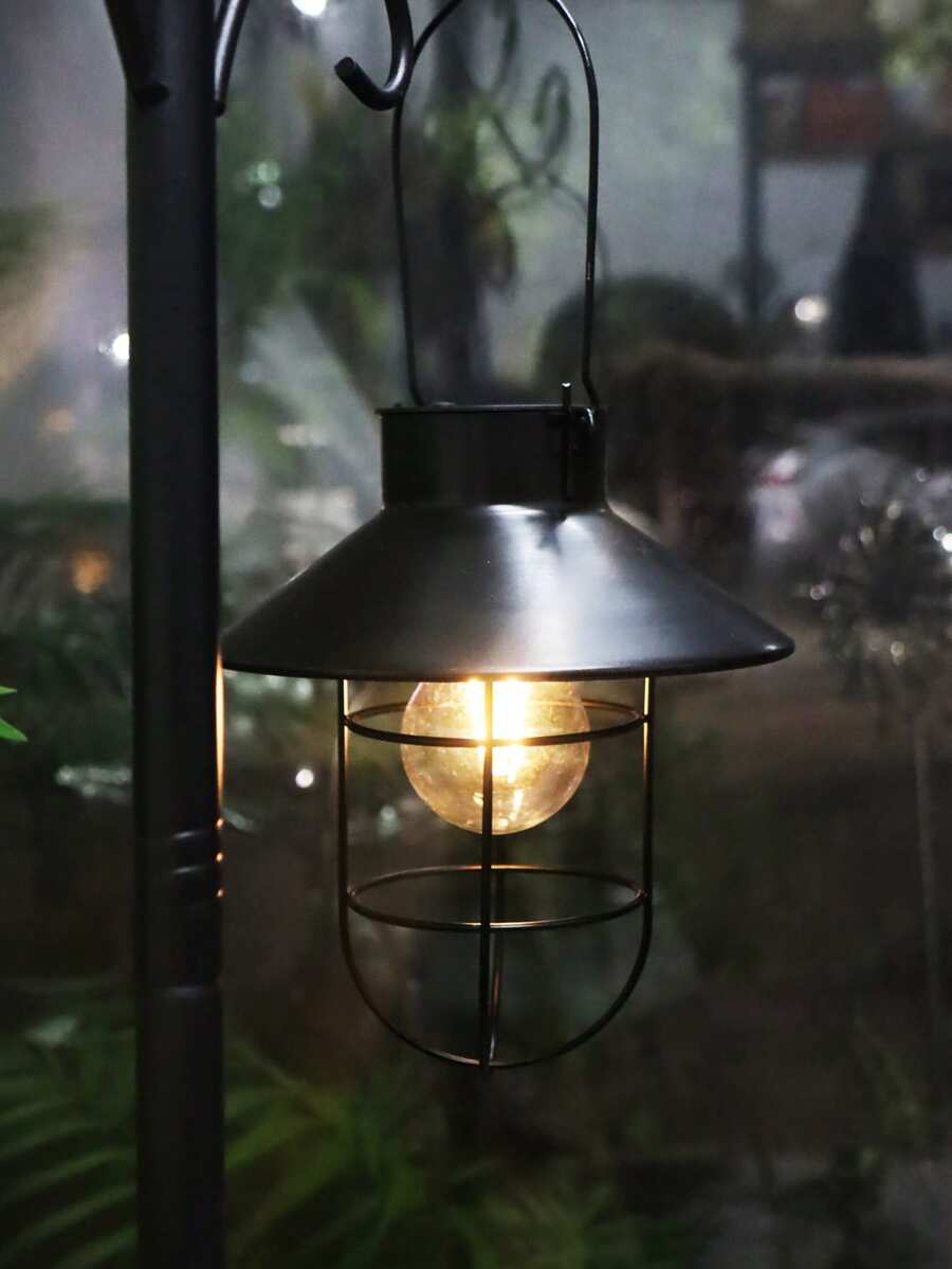 1 bucată de lampă cu filament LED retro cu energie solară, felinar în stil retro negru/auriu, încărcare cu energie solară - potrivită pentru grădină, curte, balcon și iluminat decorativ exterior, cadouri de sărbători, cum ar fi Crăciun, Ziua Îndrăgostiților, zile de naștere, cadouri de Ziua Mamei, felinare în stil rustic, structură metalică, materiale durabile, sursă de lumină portabilă, produs esențial pentru grădinarii de acasă.