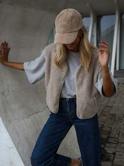 Dámská módní černá vesta bez rukávů s vodopádovým límcem, pletená látka, zapínání na knoflíky, běžná délka, vhodná pro ležérní styl