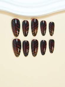 Mejora tu apariencia instantáneamente con 24 uñas postizas de almendra con rayas negras elegantes y un degradado marrón de color ámbar de moda. Juego completo de uñas postizas para mujeres y niñas que incluye 1 pieza de gel de gelatina y 1 lima. Envío aleatorio.