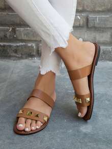 2025 年万圣节和圣诞节韩版风格女士休闲平底拖鞋，夏季新款圆头平底罗马凉鞋，女士时尚舒适一脚蹬凉鞋，女士法式鞋头铆钉装饰 H 形平底棕色凉鞋，适合搭配连衣裙、紧身裤和沙滩/户外度假，黑色凉鞋 - 棕色 - 查看 2