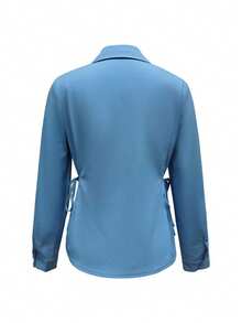 Blusa de mujer de moda con mangas largas y cuello elegante, adornada con cordones laterales y cierre delantero con botones