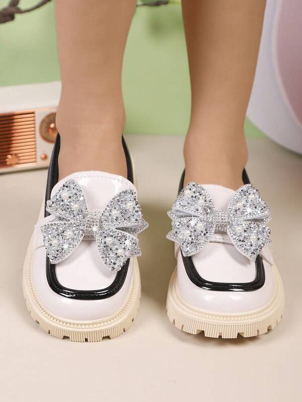 Ein Paar Mädchenschuhe mit Strass-Perlen-Schleifen-Dekoration, kontrastierendes Rollsaum-Design, klassische und vielseitige Penny Loafer, geeignet für tägliche Reisen und Feiertagsoutfits.