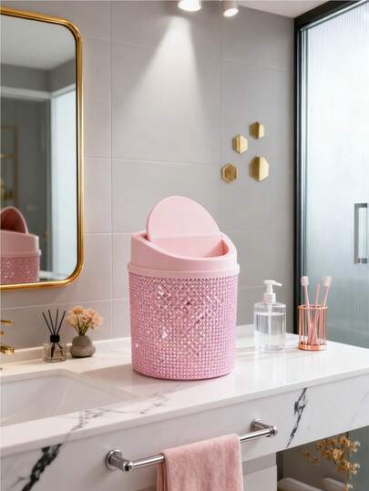 Glittrande strass mini papperskorg för skrivbord - elegant rosa och genomskinlig plastpapperskorg med lock för sminkbord, kontorsskrivbord eller sminkbordsorganisatör, skrivbordspapperskorg