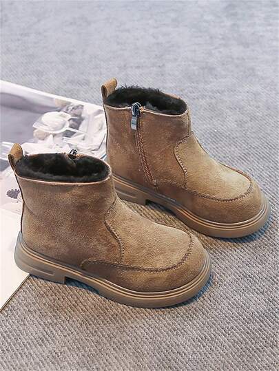 1 đôi bốt cổ ngắn màu kaki ấm áp lót lông cừu cho bé sơ sinh/trẻ nhỏ/trẻ em, chất liệu lông cừu mềm mại và thoải mái kết hợp với da PU, thiết kế khóa kéo giữ ấm, mũi tròn đế mềm, kiểu dáng đơn giản kiểu Anh, phù hợp cho bé trai và bé gái đi trong nhà/ngoài trời, đi học, mùa thu/đông.