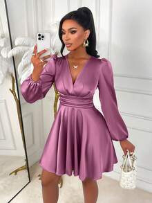 AIJ 这款优雅的纯色V领修身A字缎面迷你裙，配以泡泡袖，是春秋季的完美之选。适合派对、日常通勤、圣诞节、新年、情人节以及各种场合。 - 紫色 - 查看 6