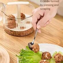 1 szt. Urządzenie do robienia klopsików z pokrywką – konstrukcja z 5 otworami, wytrzymały plastik, przezroczysta obudowa ułatwiająca czyszczenie – ręczna prasa do klopsików, rybnych i domowego makaronu – idealna dla domowych kucharzy i profesjonalnych kuchni – łatwe w czyszczeniu narzędzie kuchenne, praktyczne akcesorium kuchenne, niezawodne przybory kuchenne, niezbędne dla miłośników jedzenia